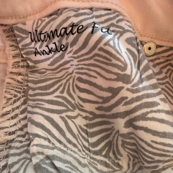 Chico's Women's Ultimate Fit Ankle platinum Denim jeans light pink - Picture 6 of 7